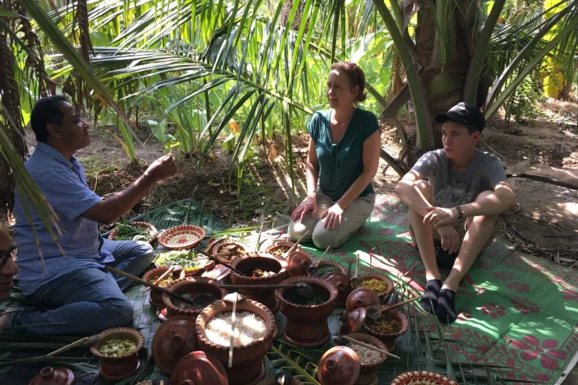 Saskia in de jungle lunchen.