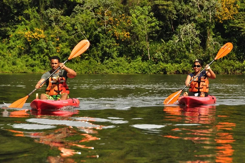 Beste reistijd Suriname - reizigers kajakken in Berg en Dal.