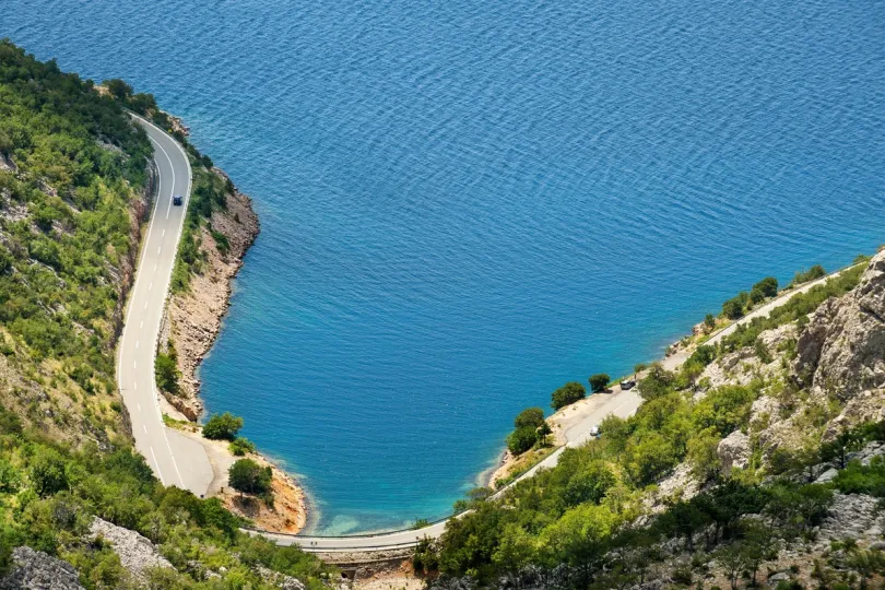 Autoroute langs de kust van Kroatië.