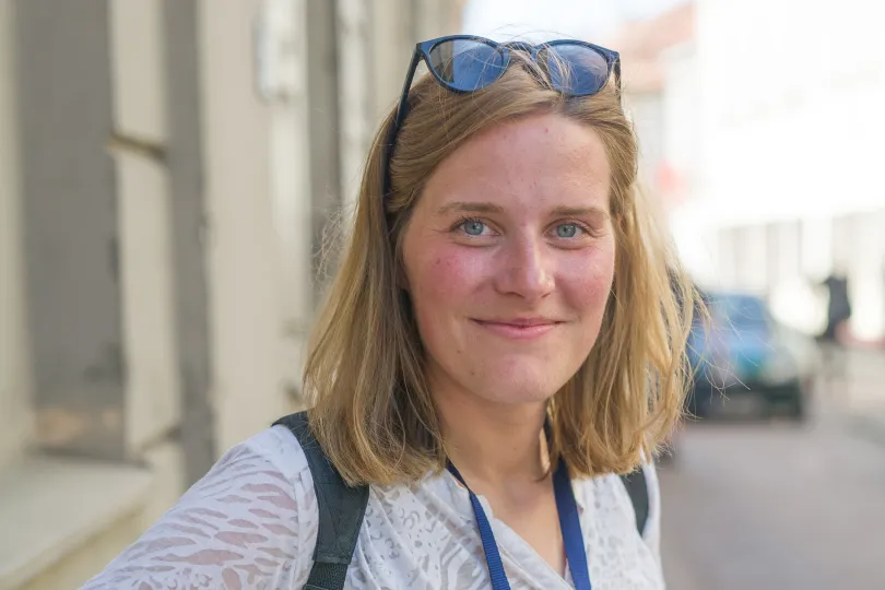 Reiseexpertin baltische Staaten Alina. Sie hat blonde Haare und ein sympathisches Lächeln im Foto.