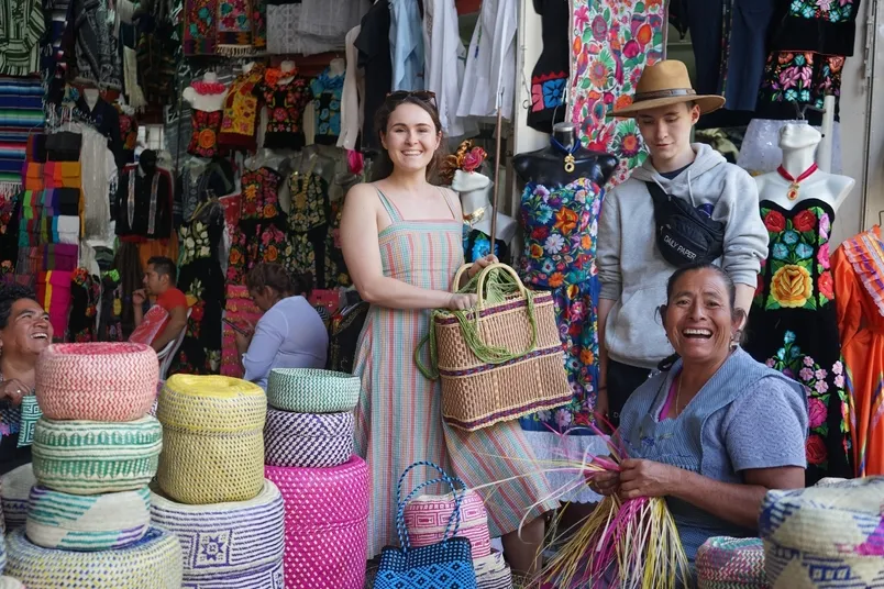 Vrouw bij een lokale markt met een local.