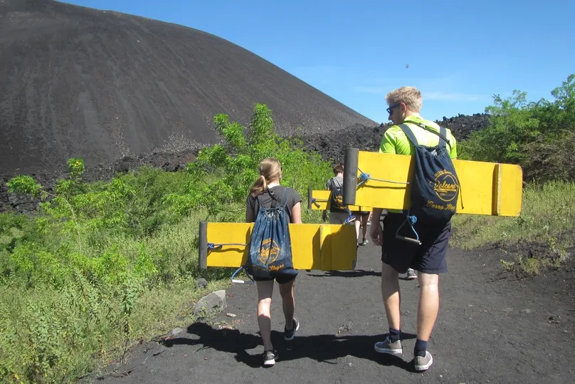 Beste reistijd Nicaragua - gezin hiken op de Cerro Negro.