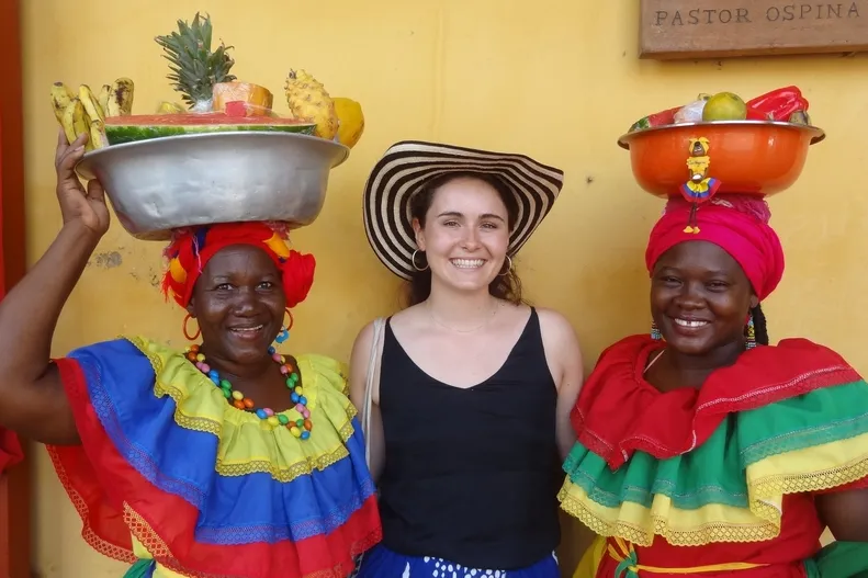 Beste reistijd Colombia - reiziger met twee lokale vrouwen.