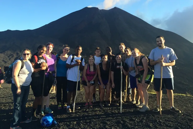 Beste reistijd Guatemala - groep reizigers in Pacaya.