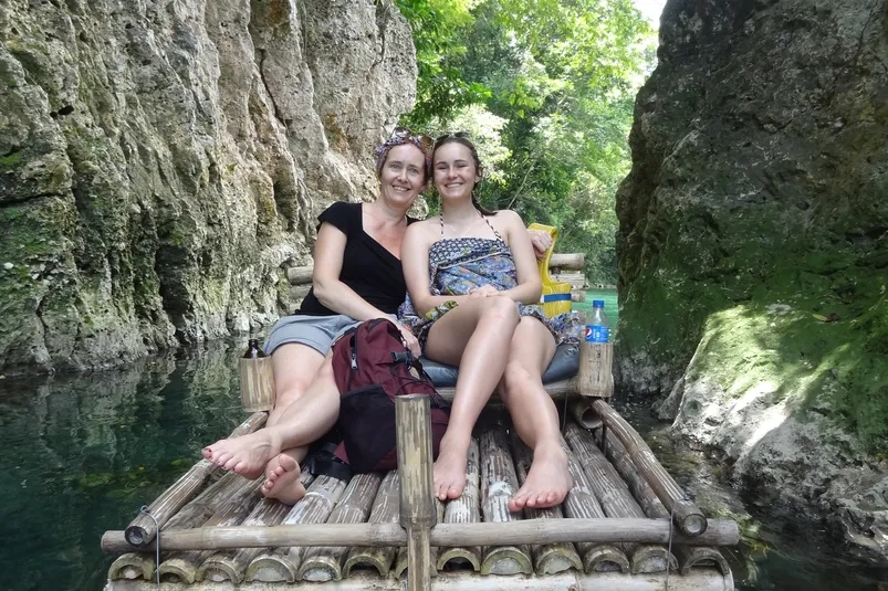 Beste reistijd Jamaica - Saskia op een bamboe raft.