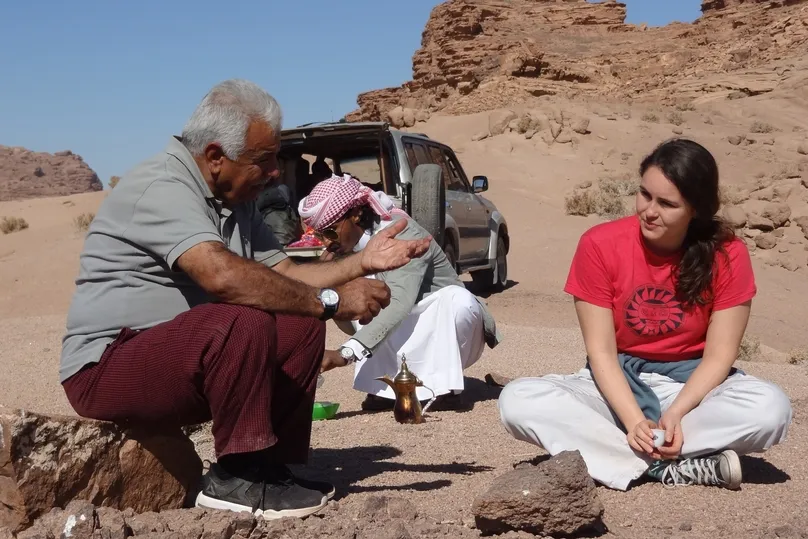Beste reistijd Jordanië - reiziger met local in de woestijn.