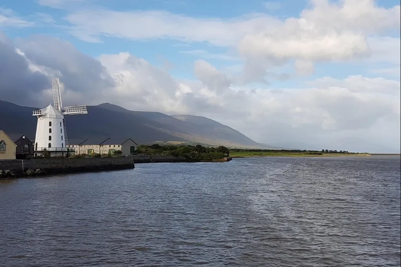 kust van Ierland vanaf een boot.
