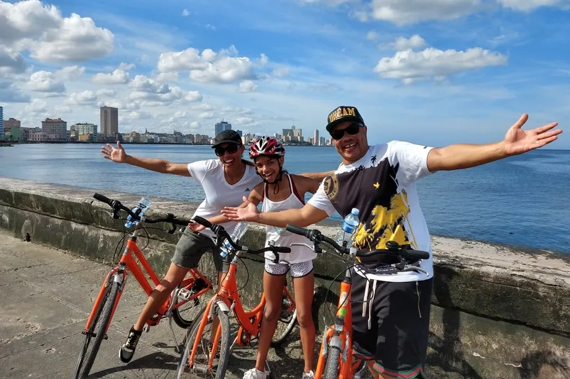Beste reistijd Cuba - gezin met fietsen.