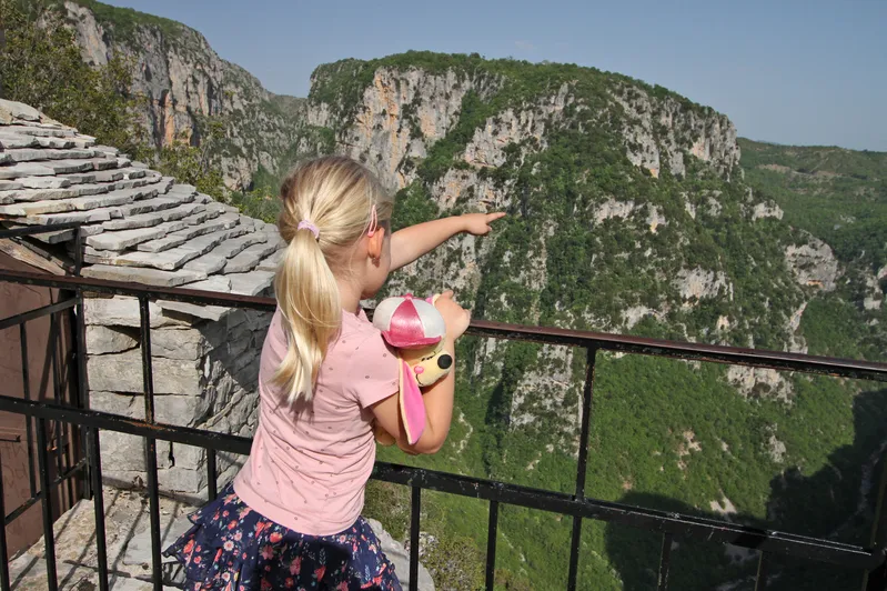 Paasvakantie 2026 - meisje bij een uitkijkpunt in de bergen.