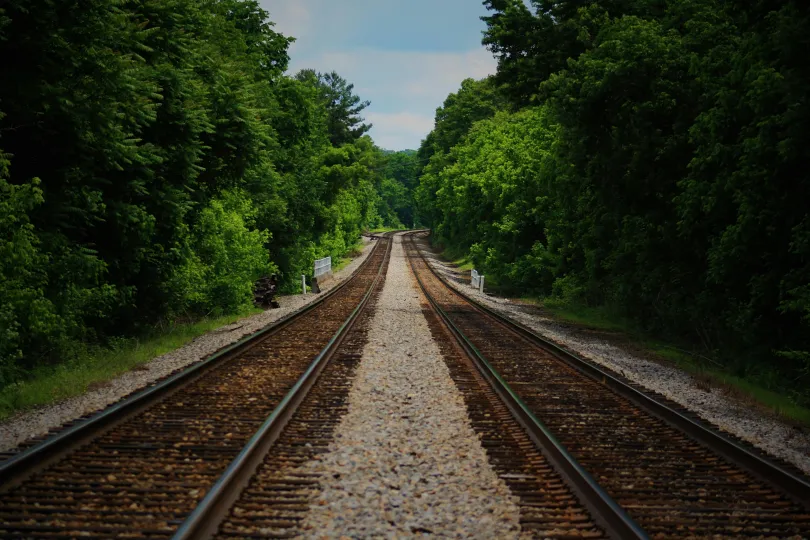 Treinspoor met bomen.