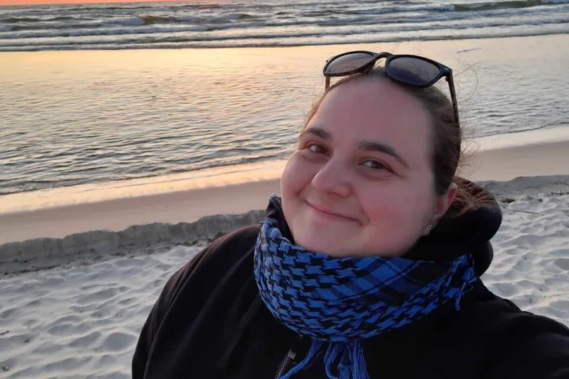 Reiseexpertin baltische Staaten Eglé. Sie war am Strand und hat im Foto gelächelt..