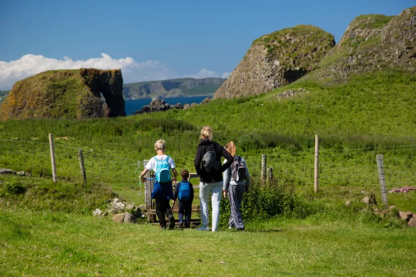 Ierland met kinderen - Kinderen aan het wandelen in de natuur.