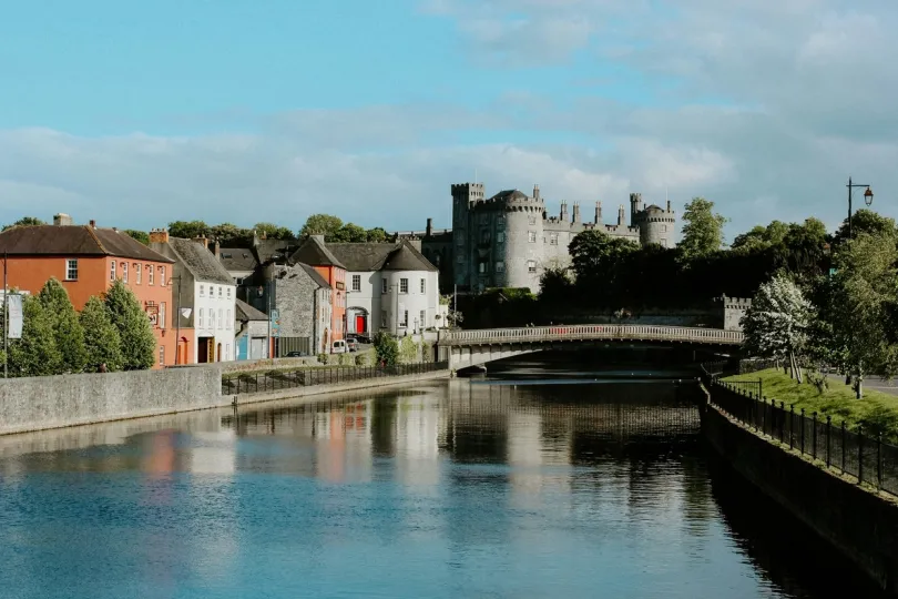 Dorpje in Ierland met rivier.