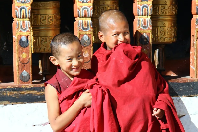 Beste reistijd Bhutan - twee kinderen monniken.