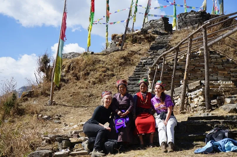 Beste reistijd Nepal - reizigers met locals op een trektocht.