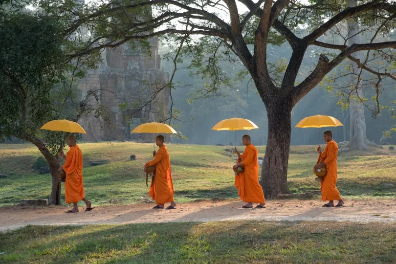 Beste reistijd Cambodja - vier monniken met paraplu's.