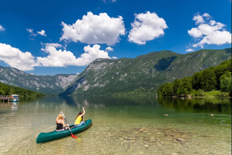 Kano's in Slovenië op een meer.