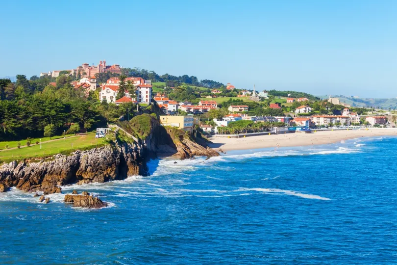 Uitzicht over het strand van Cantabria.