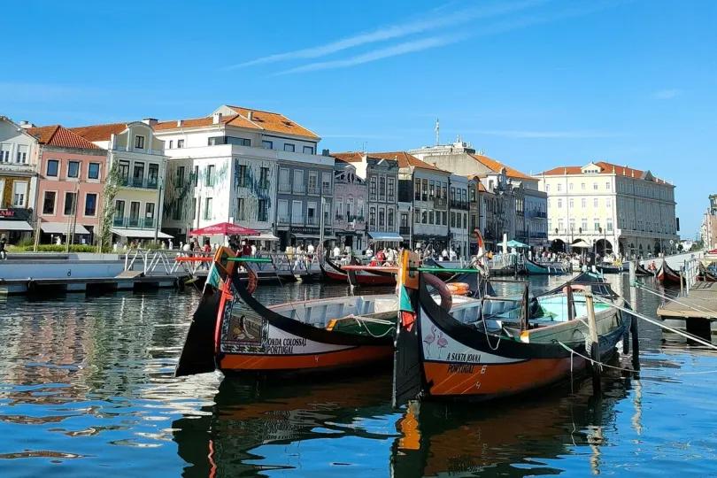 Boten in het water van Aveiro in Portugal.