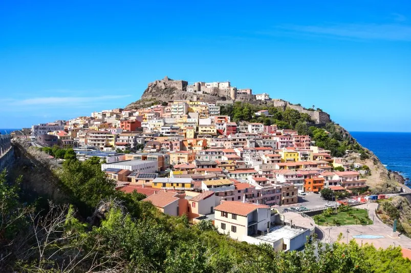 Sardinië met de auto - gebouwen op een heuvel in Castelsardo.
