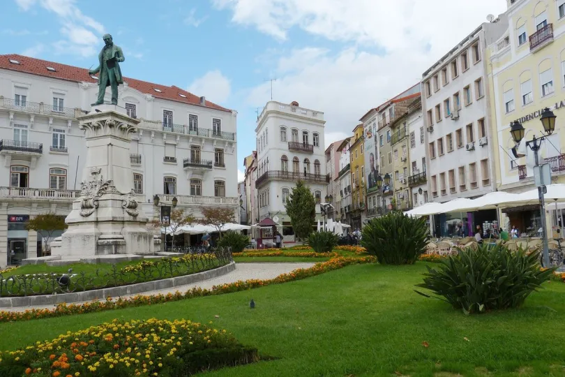 Stad met authentieke witte huizen in Coimbra.