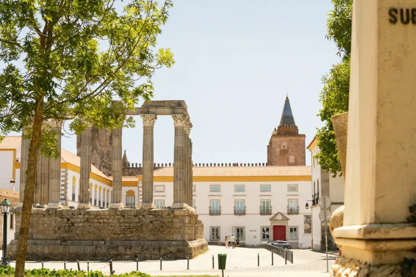 Stad met oude pilaren in Evora Portugal.