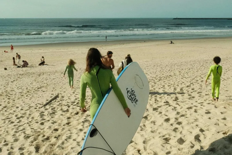 Familie gaat surfen bij het strand van Figueira da Foz.