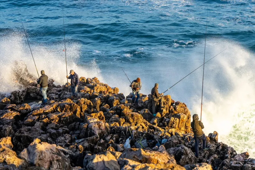 Aan de kust met vissers in Portugal.