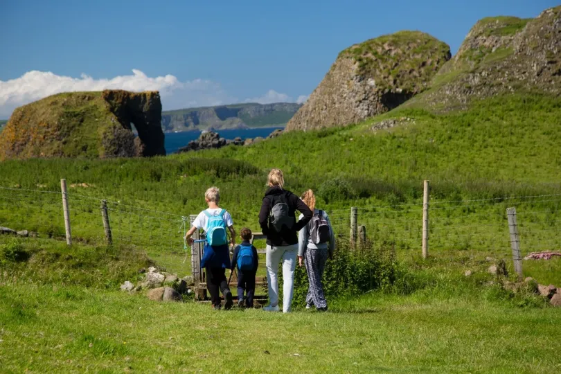 Ierland met kinderen - Kinderen aan het wandelen in de natuur.