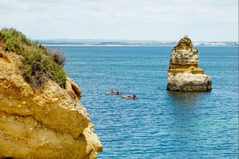 Rots in het water met 2 kayaks. 