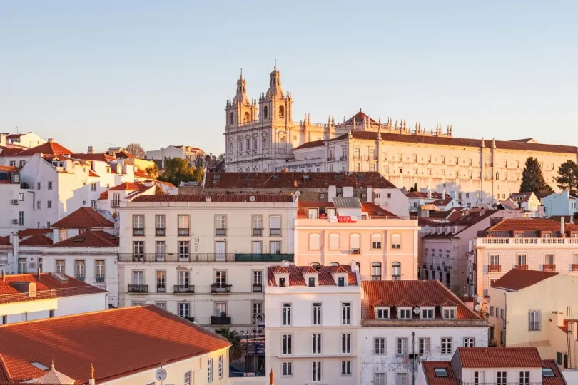 Uitzicht over de huizen van de stad Lissabon.