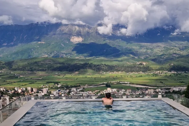Uitzicht over Albanië vanuit het zwembad. 
