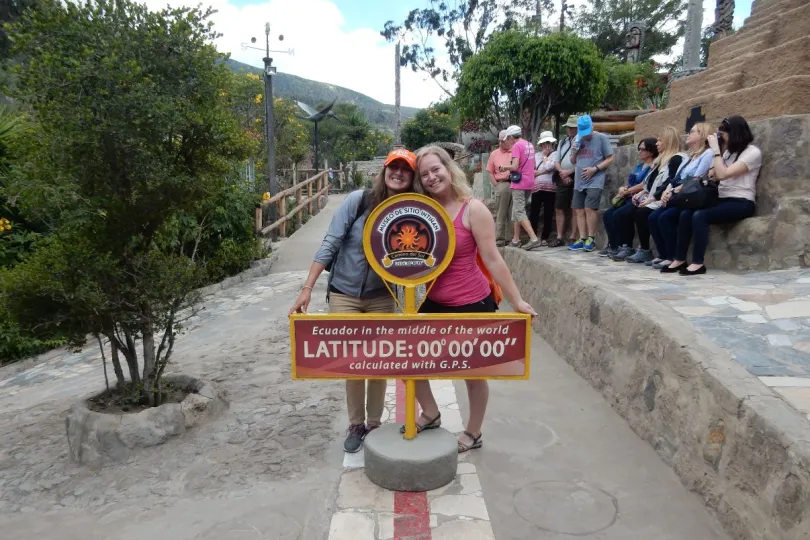 Actieve Ecuador vakantie - reizigers bij museum Mitad del Mundo.