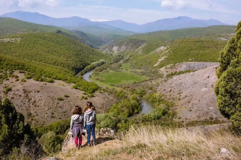 Beste reistijd Noord-Macedonië - kinderen bij Canyon.