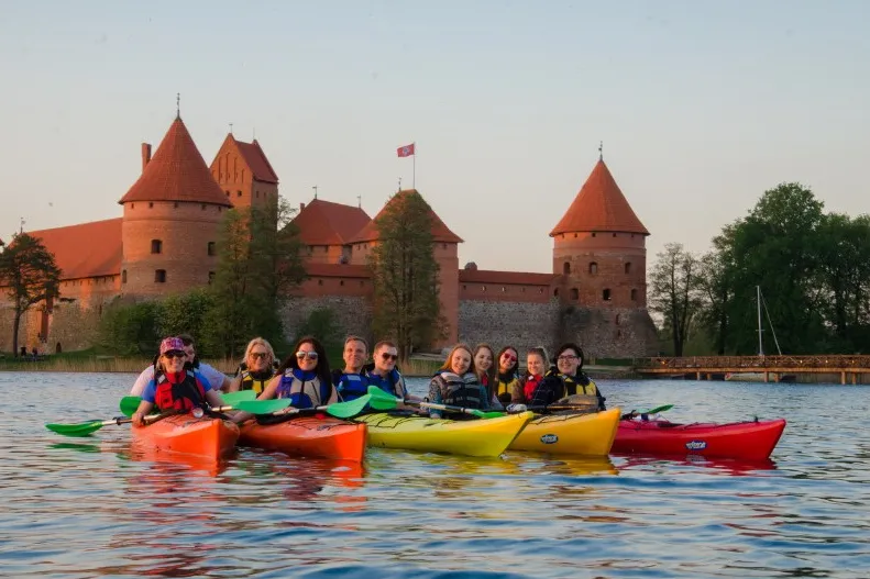 Beste reistijd Baltische Staten - reizigers kajakken in Trakai.