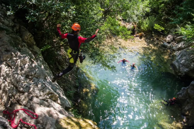 Beste reistijd Montenegro - reizigers aan het canyoningen Stari Bar.
