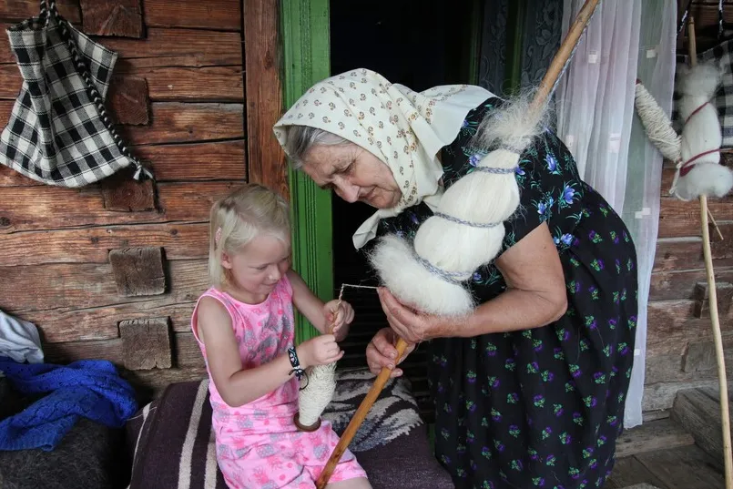 Beste reistijd Roemenië - een local met een kind in Breb.