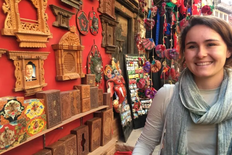 Bijzondere reisroute Nepal - reiziger bij een tempel in Bhaktapur.