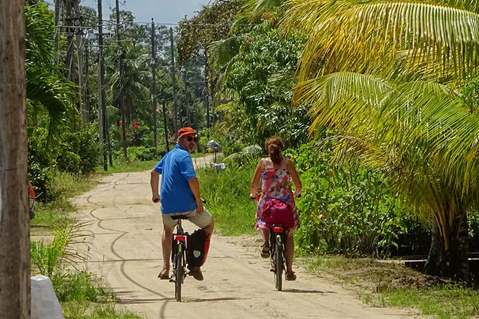 Individuele rondreis Suriname - reizigers fietsen bij accommodatie Little Paradise.