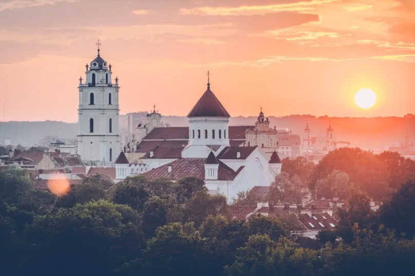 Individuele rondreis Baltische Staten - gebouwen met de zon in Vilnius.