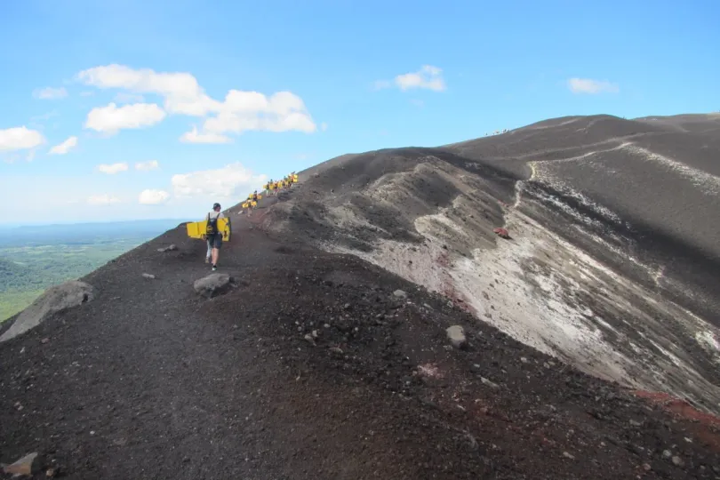 Reisroute Nicaragua - reizigers op de Cerro Negro.