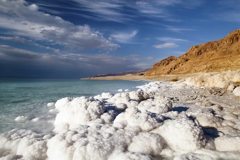 Roadtrip Jordanië - de Dode Zee met klompen zout.
