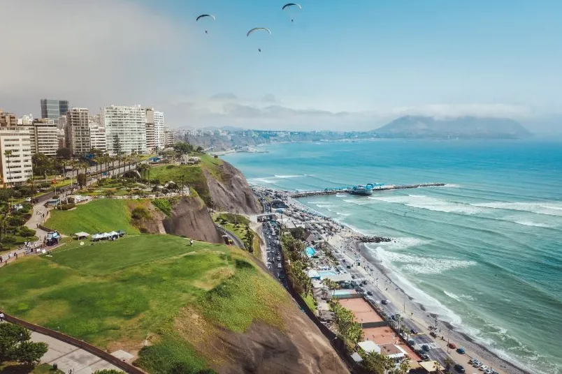 Rondreis Peru 3 weken - uitzicht van de kust van Lima.