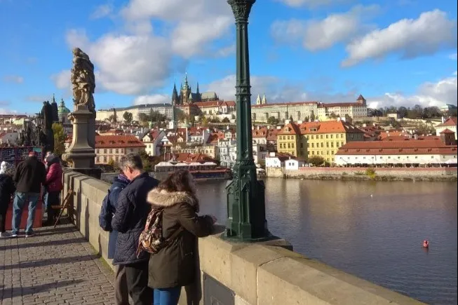 Rondreis Tsjechië en Slowakije - reizigers op een brug in Praag.
