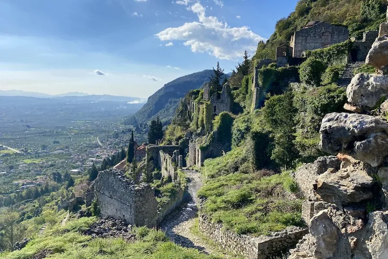 Vijf redenen Peloponnesos vakantie - bergen en gebouwen in Mystras.