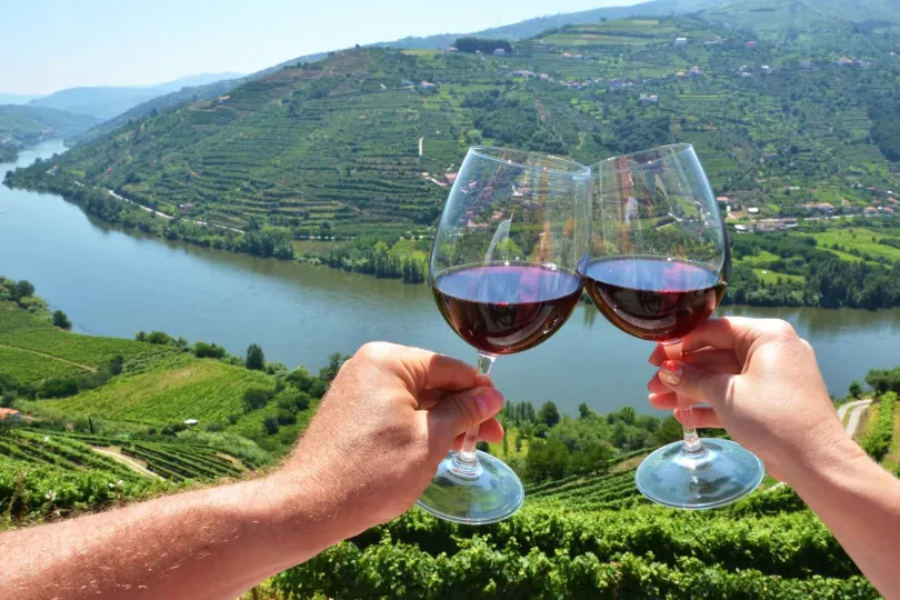 Wat te doen in Noord-Portugal - twee glazen wijn in de Douro Vallei.