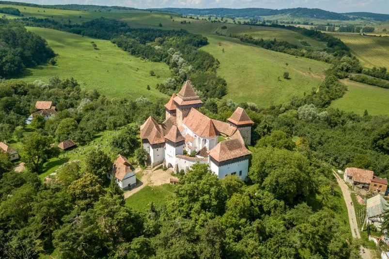Wat te zien in Transsylvanië - uitzicht op kerk op heuvel in Viscri.