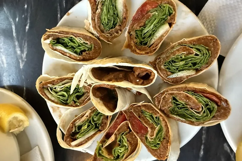 Een bord met gerecht cigkofte in Noord-Macedonië.