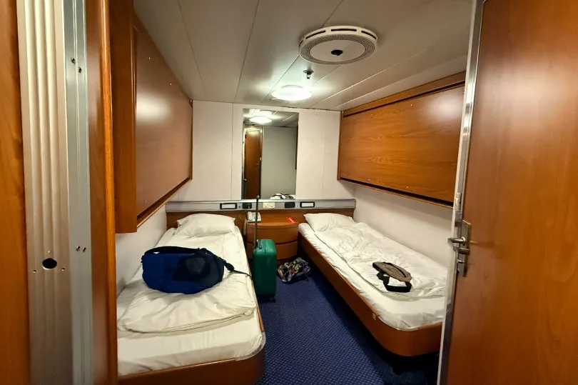 Twee bedden in de hut op de ferry van Bari naar Patras.