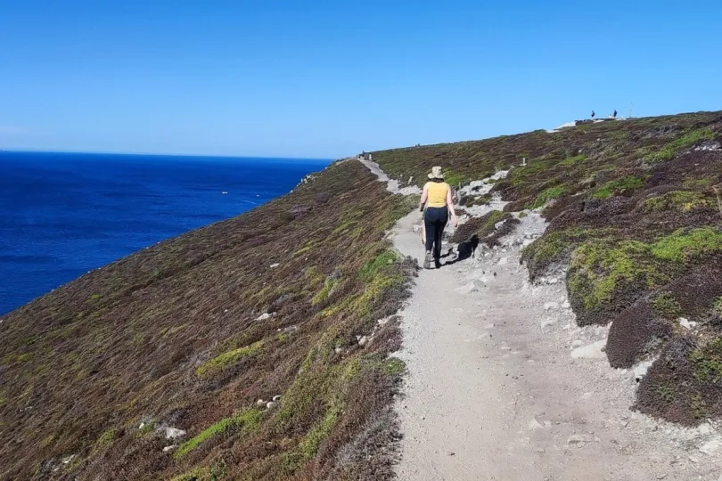Hiker langs de kust van Bretagne.